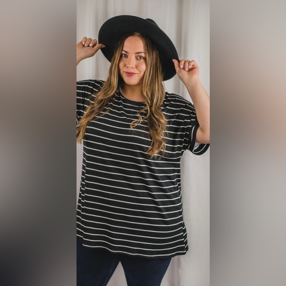 Jo & Co - top • Scoop neckline • Short sleeve
• Black & White • Striped